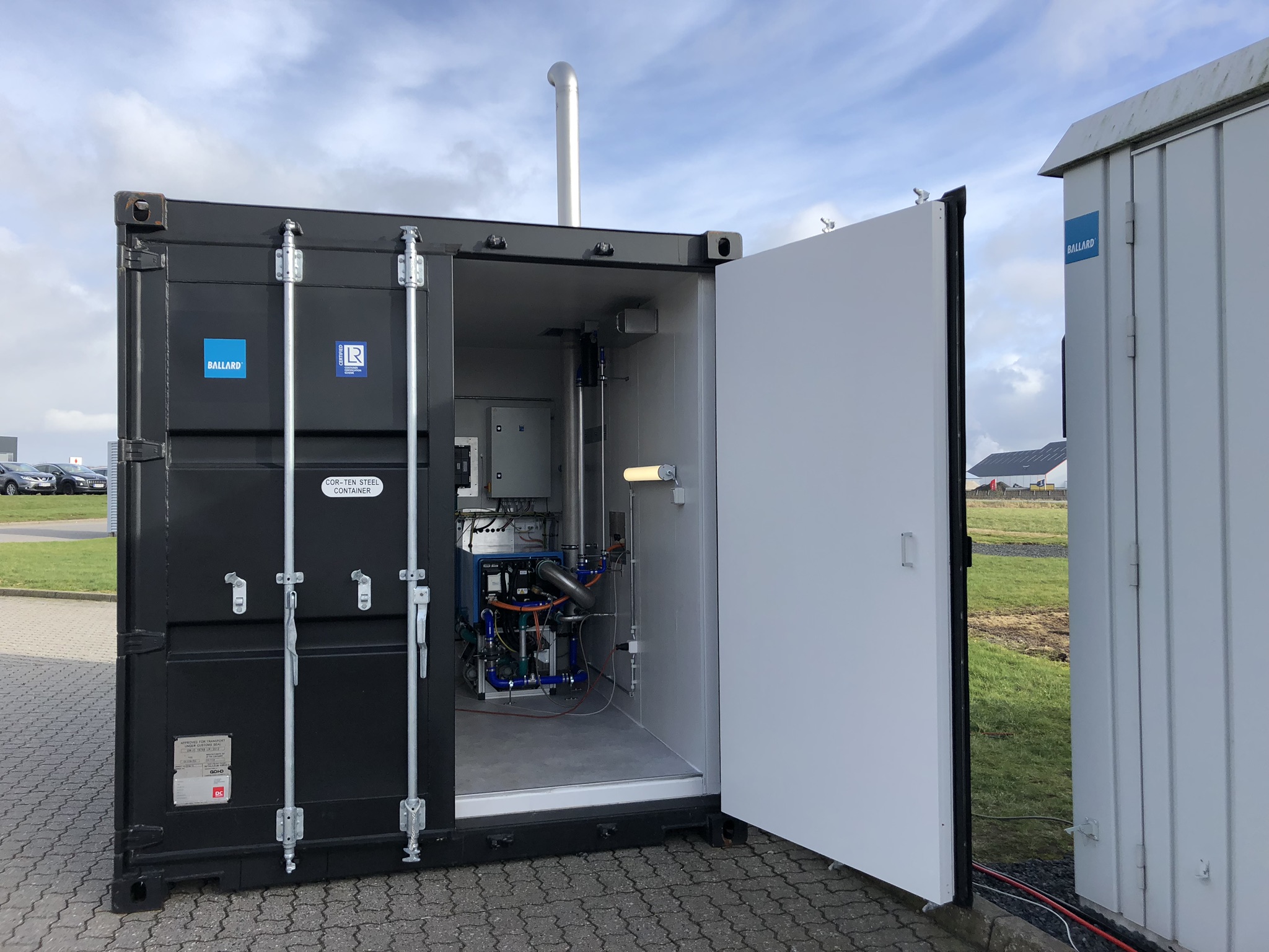 A fuel cell was shipped from Ballard in Denmark to Kongsberg in Norway